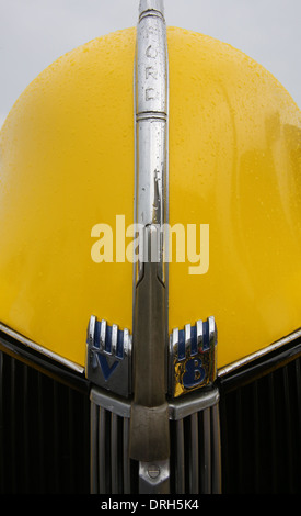 Il cofano giallo di un autocarro pick-up Ford V8 coperto in gocce di pioggia al Classic TT nell'Isola di Man 2013 Foto Stock