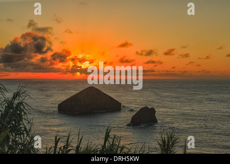 Tramonto su resti di origine vulcanica, Mosteiros, isola Sao Miguel nelle Azzorre Foto Stock