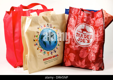 Riutilizzabile shopping bags da American negozi di alimentari contro uno sfondo bianco Foto Stock