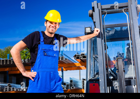 Builder o driver con pallet transporter o forca di sollevamento carrello in costruzione o il sito di costruzione Foto Stock