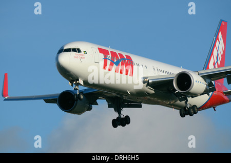 TAM Airlines è il marchio brasiliano di LATAM Airlines Group. LATAM Boeing 767 PT-MSS l'atterraggio all'Aeroporto di Londra Heathrow. La magia del tappeto rosso slogan Foto Stock