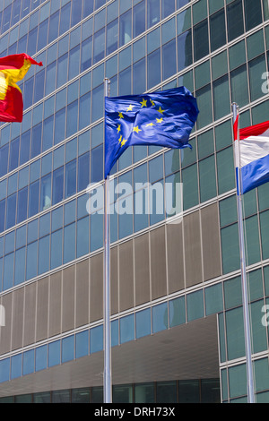 Bandiera europea con il moderno edificio sullo sfondo Foto Stock