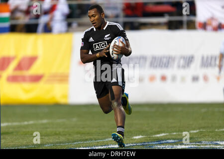 Las Vegas, NV, Stati Uniti d'America Nuova Zelanda vs Australia nel Pool B corrispondono. 24 gen 2014. David Raikuna #10 della Nuova Zelanda i punteggi tra il post alla fine della prima metà . Punteggio finale: Nuova Zelanda 31 -Australia 7 in Stati Uniti d'America round della HSBC Sevens World Series in Sam Boyd Arena, Las Vegas, Nevada. © Azione Sport Plus/Alamy Live News Foto Stock