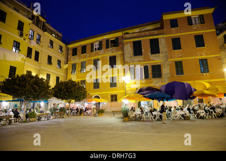 Vernazza waterfront al crepuscolo, Vernazza, Cinque Terre, La Spezia, Liguria, Italia Foto Stock