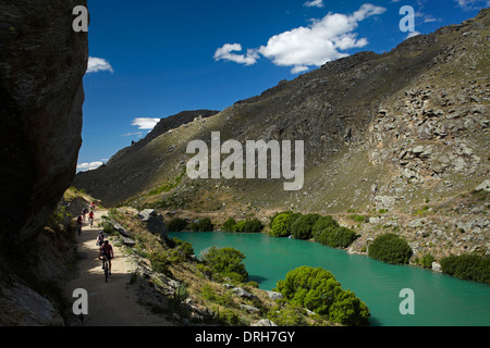 Gli amanti della mountain bike e del Lago Roxburgh sulla gola Roxburgh ciclo e a piedi la via di Central Otago, Isola del Sud, Nuova Zelanda Foto Stock