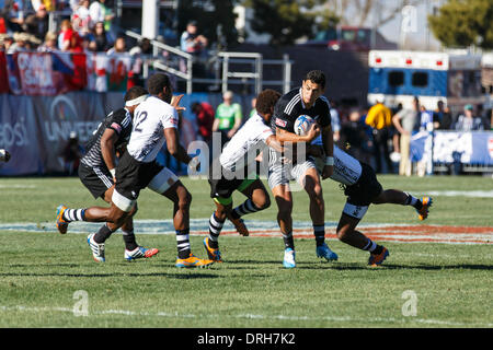 Las Vegas, Nevada, USA. 25 gennaio, 2014. Nuova Zelanda vs Figi nel Pool B corrispondono. Bryce Heem #7 della Nuova Zelanda a doppio affrontato dalle isole Figi difensori. Punteggio finale: Nuova Zelanda 12 - la figi 7 in Stati Uniti d'America round della HSBC Sevens World Series in Sam Boyd Arena, Las Vegas, Nevada. Credito: Azione Sport Plus/Alamy Live News Foto Stock