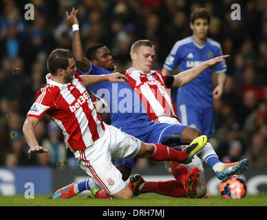 Londra, Regno Unito. 26 gen 2014. Samuel Eto'o(C) del Chelsea vies con Ryan Shawcross (R) ed Erik Pieters di Stoke City durante la FA Cup quarto round corrispondono a Stadio Stamford Bridge a Londra, in Gran Bretagna il 7 gennaio 26, 2014. Chelsea ha vinto 1-0. Credito: Wang Lili/Xinhua/Alamy Live News Foto Stock