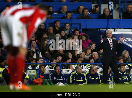 Londra, Stoke City fornisce le istruzioni durante la FA Cup quarto round match tra Chelsea e Stoke City a Stadio Stamford Bridge di Londra, Regno Unito. 26 gen 2014. Mark Hughes(R), manager di Stoke City fornisce le istruzioni durante la FA Cup quarto round match tra Chelsea e Stoke City a Stadio Stamford Bridge a Londra, in Gran Bretagna il 7 gennaio 26, 2014. Stoke City perso 0-1. Credito: Wang Lili/Xinhua/Alamy Live News Foto Stock