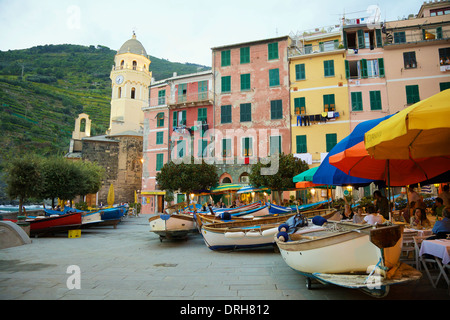 Porto ristoranti e negozi a Vernazza, Cinque Terre, La Spezia, Liguria, Italia Foto Stock