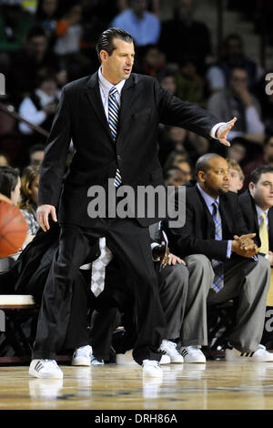 Amherst, Massachusetts, STATI UNITI D'AMERICA. 26 gen 2014. 26 gennaio 2014 - Amherst, Massachusetts, STATI UNITI - Massachusetts Minutemen head coach Derek Kellogg durante il NCAA pallacanestro tra la Fordham Rams e il Massachusetts Minutemen tenuto presso il Centro Mullin in Amherst Massachusetts. Punteggio finale Massachusetts 90 Fordham 52 Eric Canha/CSM. © csm/Alamy Live News Foto Stock