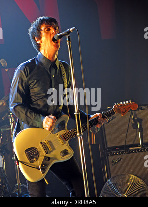 Johnny Marr di Smiths Manchester Academy live sul palco a suonare la chitarra parafango Inghilterra UK 2013 12-10-2013 Foto Stock
