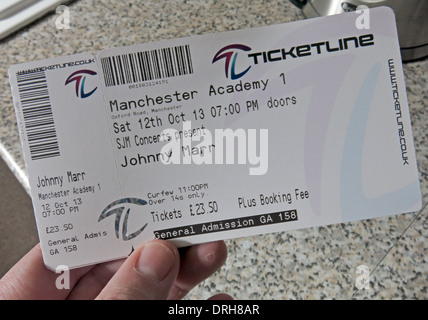 Persona in possesso di Johnny Marr biglietto concerto di Manchester 2013 Foto Stock