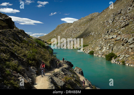 Gli amanti della mountain bike e del Lago Roxburgh sulla gola Roxburgh ciclo e a piedi la via di Central Otago, Isola del Sud, Nuova Zelanda Foto Stock