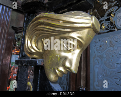 L'oro di fronte all'entrata della Filarmonica Sale da pranzo pub in maritime Liverpool England Regno Unito Foto Stock