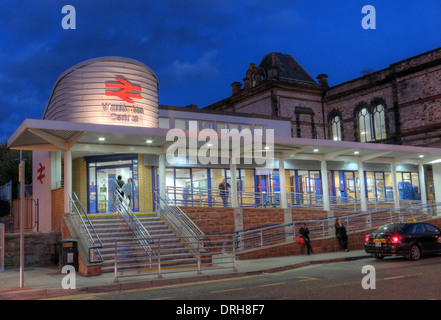 Warrington Central Station, al crepuscolo, Cheshire, Inghilterra, Regno Unito, WA2 7TT Foto Stock