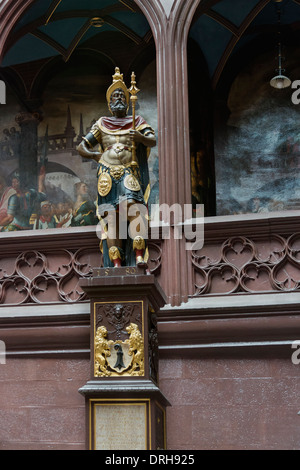 Interno di Basilea Rathaus con vista frontale della statua del soldato romano Lucius Munatius Plancus, Old Basilea, Svizzera Foto Stock