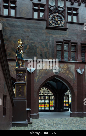 Interno di Basilea Rathaus con la statua del soldato romano Lucius Munatius Plancus e vecchio orologio, Old Basilea, Svizzera Foto Stock