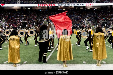 Atlanta, Georgia, Stati Uniti d'America. 25 gennaio, 2014. Il possente Marching calabroni da Alabama State University eseguire nel XII Honda annuale la battaglia di bande Invitational vetrina presso il Georgia Dome. La spettacolare annuale prevede una fase nazionale per evidenziare le distinte di spettacolo storicamente Black College e università (HBCU) Marching Band. Ciascuna delle otto invitati HBCU's ha ricevuto venti mila dollari da Honda per la loro musica programmi di istruzione, maggiorato di tutte le spese di viaggio pagate ad Atlanta per la vetrina Invitational. Credito: Brian Cahn/ZUMAPRESS.com/Alamy Live News Foto Stock