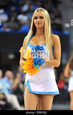 Los Angeles, CA, Stati Uniti d'America. 26 gen 2014. UCLA Bruins Cheerleader compie durante il college basketball gioco tra la California Golden Bears e la UCLA Bruins al Pauley Pavilion di Los Angeles, California. sconfitta la California Golden Bears 76-64.L'UCLA Bruins.Louis Lopez/CSM/Alamy Live News Foto Stock