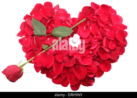 Red petali di rosa a forma di cuore con rose freccia e corona diamantata a metà isolato Foto Stock