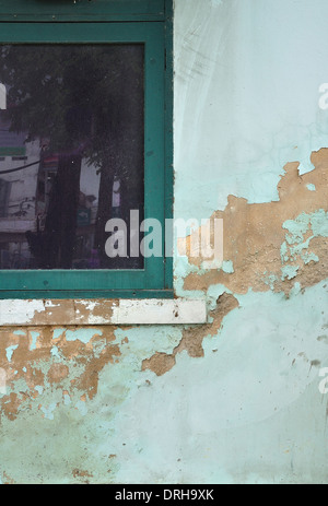 Finestra verde sul vecchio muro Foto Stock
