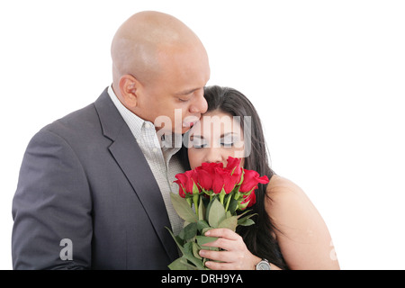 La donna gode l'odore dato di un bouquet di rose. Coppia felice in amore. Il giorno di San Valentino del concetto. Foto Stock