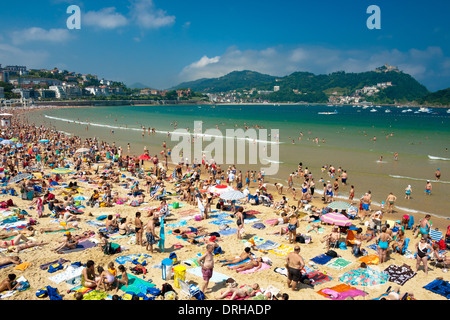 Una vista della bella ma affollata Playa de la Concha (spiaggia di La Concha) in San Sebastián (Donostia), Spagna. Foto Stock
