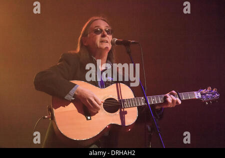 Glasgow, Scotland, Regno Unito. Il 25 gennaio 2014. Dougie MacLean, OBE, Scottish cantautore, eseguita presso il Burns concerto internazionale di Idro, Celtic Connections 2014. Compositore, multi-strumentista, record producer. Il più noto per 'Gael' e 'Caledonia." Foto Keightley Paolino. Credito: Pauline Keightley/Alamy Live News Foto Stock