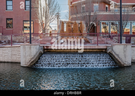 Man-made cascata sull'Arkansas Riverwalk a Pueblo, Colorado. Foto Stock