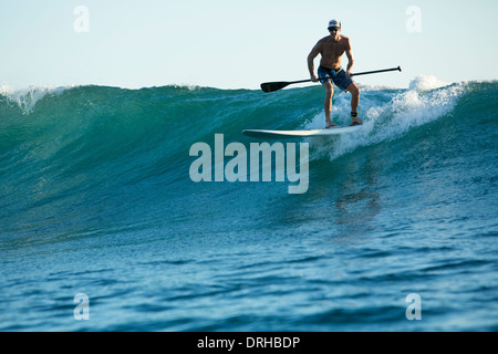 Hawaii Honolulu SUP Stand Up Paddle board Waikiki Beach board ocean sport invernali a pale [Brad Osborn] tramonto Foto Stock