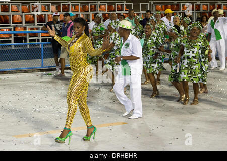 Rio De Janeiro, Brasile. 26 gen 2014. Musicisti provenienti da una scuola di samba denominata 'Imperio Serrano' nel gruppo di accesso prendere parte a una prova del Carnevale a Sambodromos in Rio de Janeiro, Brasile, 26 gennaio, 2014. Come l'annuale il carnevale di Rio de Janeiro si avvicina, i partecipanti hanno iniziato le loro prove presso la famosa Sambodromos negli ultimi giorni. Credito: Xu Zijian/Xinhua/Alamy Live News Foto Stock