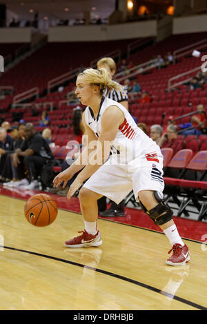 Fresno, CS, STATI UNITI D'AMERICA. 25 gennaio, 2014. Gennaio 25, 2014 Fresno, CA - Fresno membro guard Alex Furr nel gioco tra la University of Nevada Las Vegas Runnin' ribelli e il Raschino di Fresno membro Bulldogs a Save Mart Center Fresno, in CA. Fresno membro ha vinto il gioco 70 a 52. © csm/Alamy Live News Foto Stock
