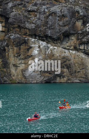 Kayakers, scogliere e il Lago Dunstan di Central Otago, Isola del Sud, Nuova Zelanda Foto Stock