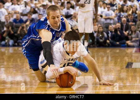 Philadelphia, Pennsylvania, USA. 27 gennaio, 2014. 20 gennaio 2014: Villanova Wildcats guard Ryan Arcidiacono (15) riceve la palla allentato con Creighton Bluejays guardia Zierden Isaia (21) venendo sopra la parte superiore di esso durante il NCAA pallacanestro tra la Creighton Bluejays e Villanova Wildcats presso la Wells Fargo Center di Philadelphia, Pennsylvania. La Creighton Bluejays vincere 96-68. (Christopher Szagola/Cal Sport Media) © csm/Alamy Live News Foto Stock