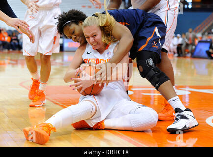 Syracuse, New York, Stati Uniti d'America. 27 gennaio, 2014. Gen 26, 2014 - Syracuse, New York, Stati Uniti d'America - 26 Gennaio 2014: Syracuse Orange guard Isabella sottile (10) e Virginia Cavaliers avanti Sarah Imovbioh (retro) battaglia per il controllo della palla durante la seconda metà di un NCAA donna gioco di basket tra la Virginia Cavaliers e il Syracuse Orange al Carrier Dome in Syracuse, New York. Siracusa sconfitto Virginia 84-75. Ricca Barnes/CSM/Alamy Live News Foto Stock