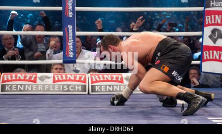 Stuttgart, Germania. 26 gen 2014. Boxer tedesche prima Arslan in azione durante il World Boxing Organization (WBO) Cruiserweight Championship match contro Marco Huck a Schleyer Hall a Stoccarda, Germania, 26 gennaio 2014. Prima Arslan perso dal tecnico k.o. nel sesto round. Foto: SEBASTIAN KAHNERT/dpa/Alamy Live News Foto Stock