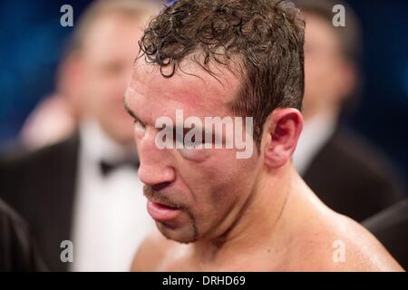 Stuttgart, Germania. 26 gen 2014. Boxer tedesche prima Arslan reagisce dopo perdendo contro Marco Huck nel loro mondo boxe organizzazione (WBO) Cruiserweight Championship corrispondono a Schleyer Hall a Stoccarda, Germania, 26 gennaio 2014. Prima Arslan perso dal tecnico k.o. nel sesto round. Foto: SEBASTIAN KAHNERT/dpa/Alamy Live News Foto Stock