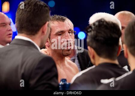 Stuttgart, Germania. 26 gen 2014. Boxer tedesche prima Arslan reagisce dopo perdendo contro Marco Huck nel loro mondo boxe organizzazione (WBO) Cruiserweight Championship corrispondono a Schleyer Hall a Stoccarda, Germania, 26 gennaio 2014. Challenger prima Arslan perso dal tecnico k.o. nel sesto round. Foto: SEBASTIAN KAHNERT/dpa/Alamy Live News Foto Stock