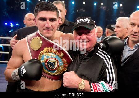 Stuttgart, Germania. 26 gen 2014. Tedesco campione WBO Marco Huck (L) celebra con pulmann Uli Wegner dopo la sua vittoria contro il tedesco prima Arslan nel loro mondo boxe organizzazione (WBO) Cruiserweight Championship corrispondono all'Schleyer Hall a Stoccarda, Germania, 26 gennaio 2014. Foto: SEBASTIAN KAHNERT/dpa/Alamy Live News Foto Stock