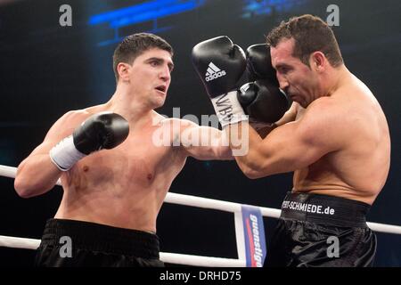 Stuttgart, Germania. 26 gen 2014. Tedesco campione WBO Marco Huck (L) in azione contro la prima Arslan durante il loro World Boxing Organization (WBO) Cruiserweight Championship corrispondono a Schleyer Hall a Stoccarda, Germania, 26 gennaio 2014. Huck ha vinto contro il Challenger prima Arslan dal tecnico k.o. nel sesto round. Foto: SEBASTIAN KAHNERT/dpa/Alamy Live News Foto Stock