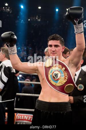 Stuttgart, Germania. 26 gen 2014. Tedesco campione WBO Marco Huck celebra dopo la sua vittoria contro il tedesco prima Arslan nel loro mondo boxe organizzazione (WBO) Cruiserweight Championship corrispondono all'Schleyer Hall a Stoccarda, Germania, 26 gennaio 2014. Foto: SEBASTIAN KAHNERT/dpa/Alamy Live News Foto Stock