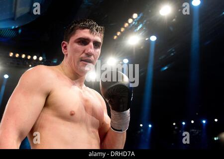 Stuttgart, Germania. 26 gen 2014. Tedesco campione WBO Marco Huck celebra dopo la sua vittoria contro il tedesco prima Arslan nel loro mondo boxe organizzazione (WBO) Cruiserweight Championship corrispondono all'Schleyer Hall a Stoccarda, Germania, 26 gennaio 2014. Foto: SEBASTIAN KAHNERT/dpa/Alamy Live News Foto Stock