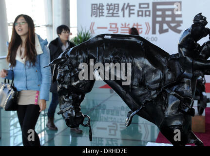 (140127) -- Qingdao , Gen 27, 2014 (Xinhua) -- persone di visualizzare il cavallo di sculture in una mostra a Qingdao, Cina orientale della provincia di Shandong, Gennaio 26, 2014. Una mostra di sculture di cavalli si è svolta a Qingdao per celebrare il prossimo anno del cavallo durante il Festival di Primavera di periodo. (Xinhua/Li Ziheng) (AF) Foto Stock