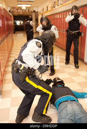 RCMP poliziotti prendere parte in una minaccia attiva formazione esercizio di SWAT, IRT e tattica di risposta, in corrispondenza di una scuola di alta. Foto Stock