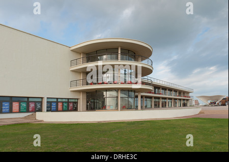De La Warr Pavilion vista esterna pulire i bordi di taglio design art deco style eventualmente primo edificio modernista in Gran Bretagna Foto Stock