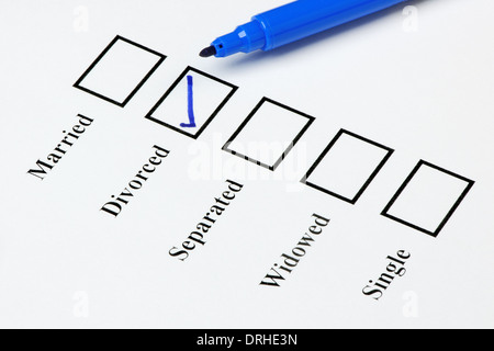 Caselle di selezione che mostra lo stato civile su un modulo vuoto. Divorziati spuntata. Foto Stock