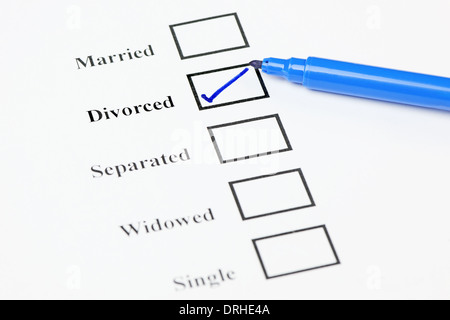 Caselle di selezione che mostra lo stato civile su un modulo vuoto. Divorziati spuntata. Foto Stock