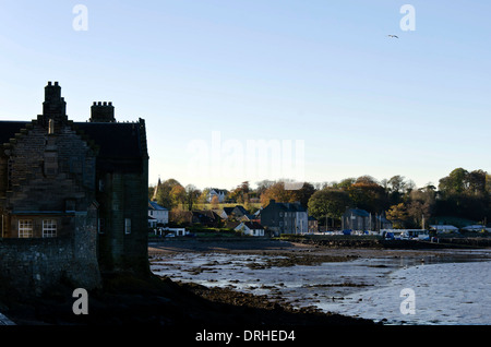 Il villaggio di caligine, dal Castello sulla riva del fiume Forth in West Lothian, Scozia centrale. Foto Stock
