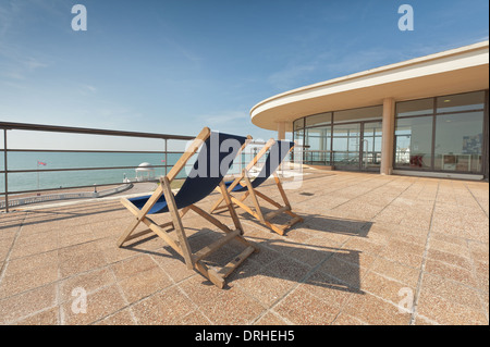 Paio di vuoto sedie a sdraio oceano fantastico canale inglese vista dal De La Warr Pavilion Foto Stock