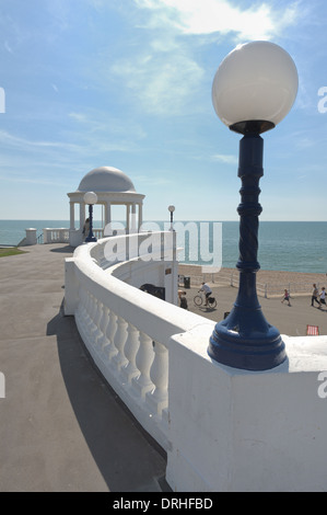 Re Giorgio V Colonnade dal De La Warr Pavilion e torri sul lungomare con battenti union jack flag Foto Stock